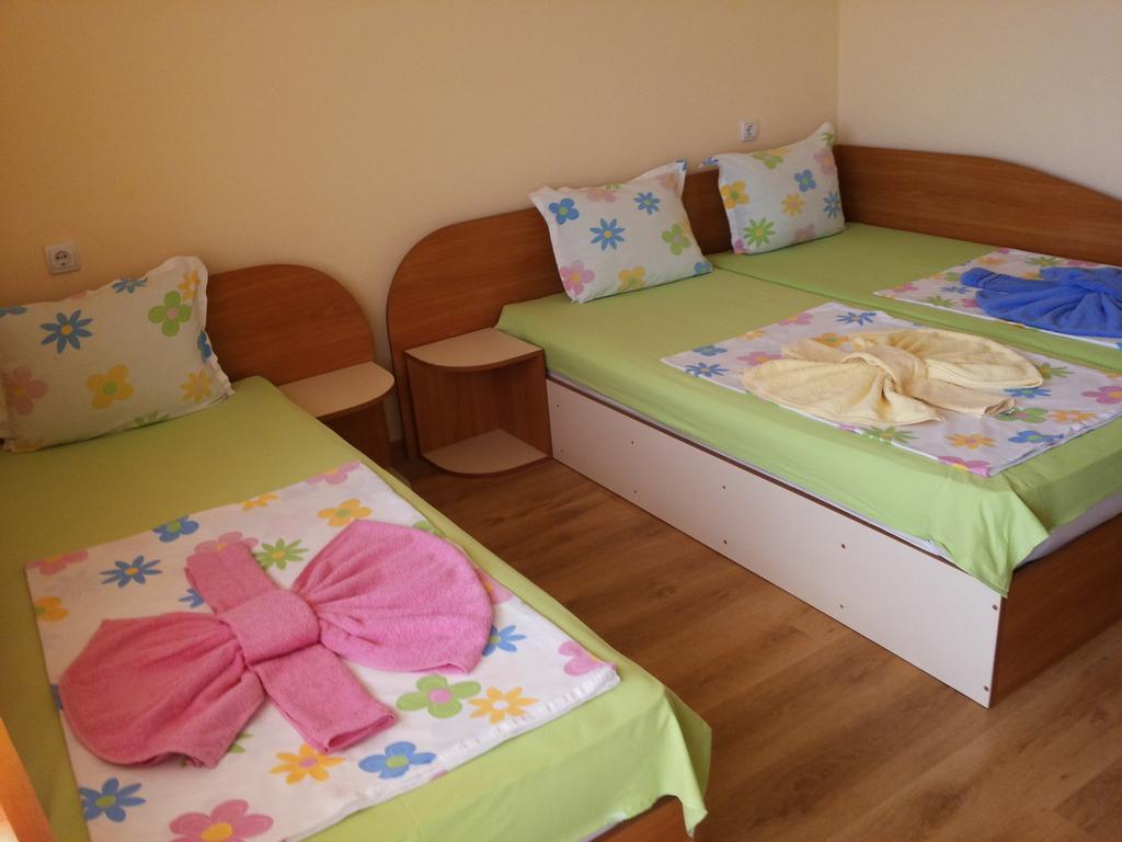 Ivanovi Guest House Primorsko Cameră foto
